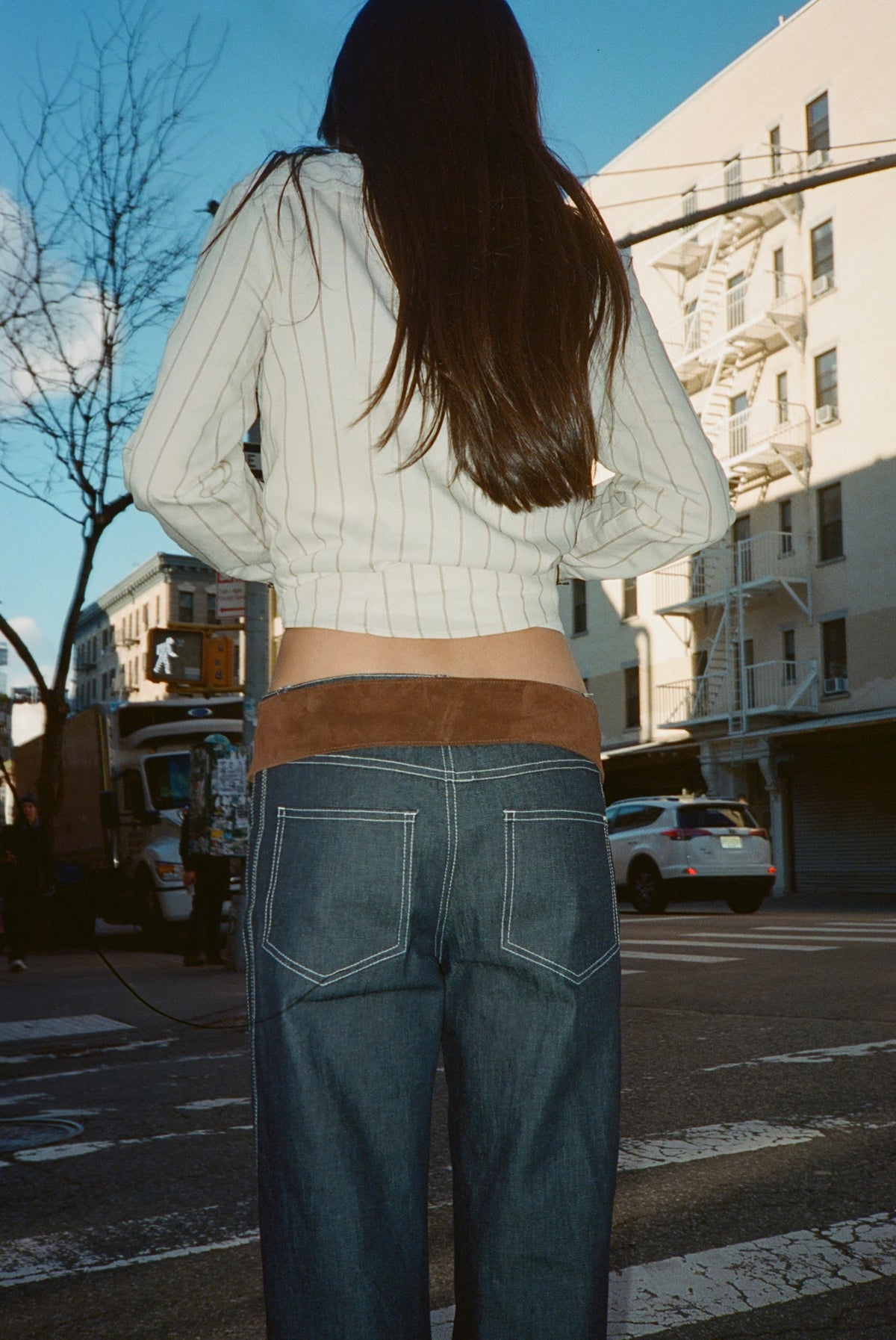 Back view of the Beau Belt in Umber worn on the hips with dark jeans
